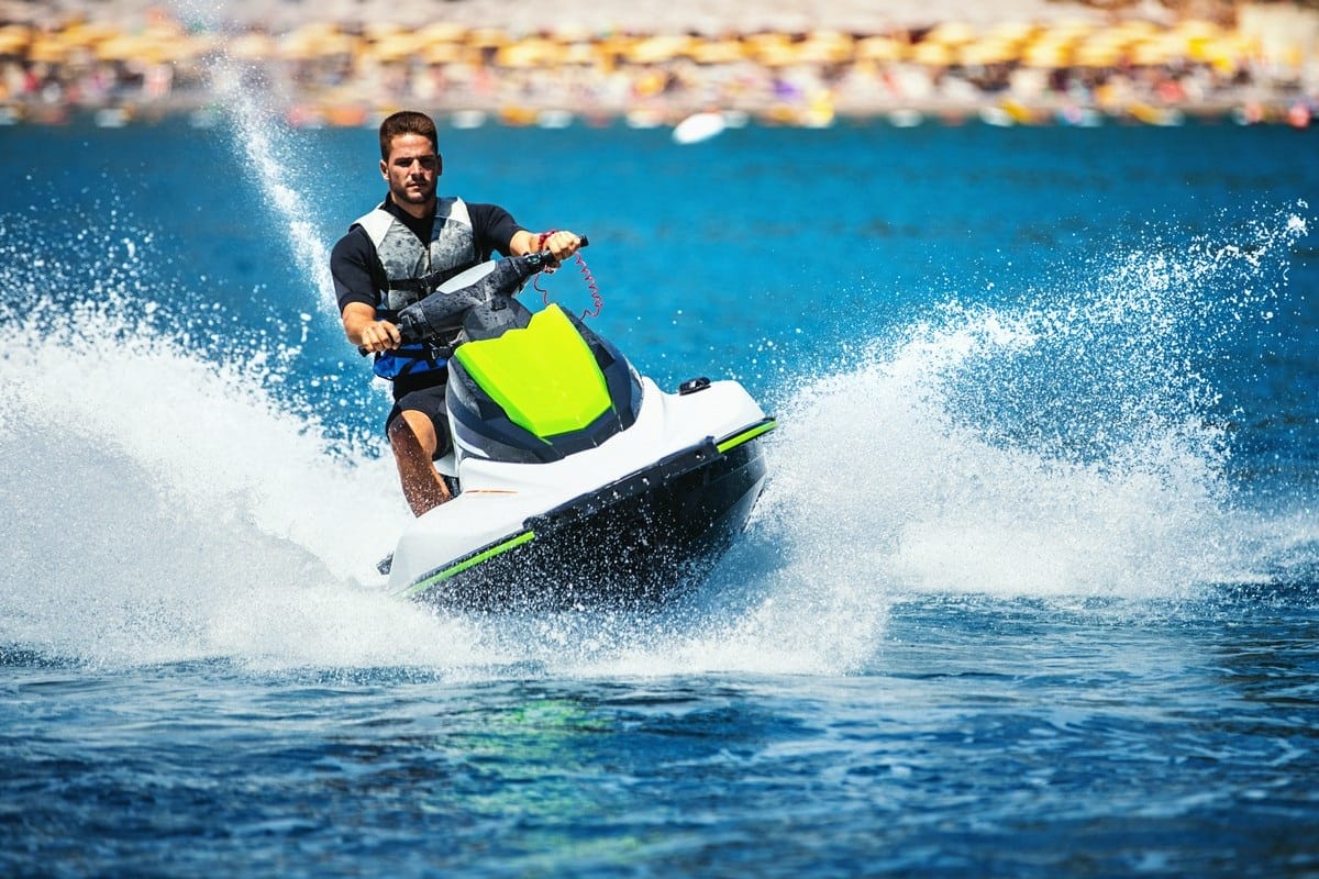Jak dobrać kamizelkę asekuracyjną do skutera wodnego, wakeboardu i nart wodnych