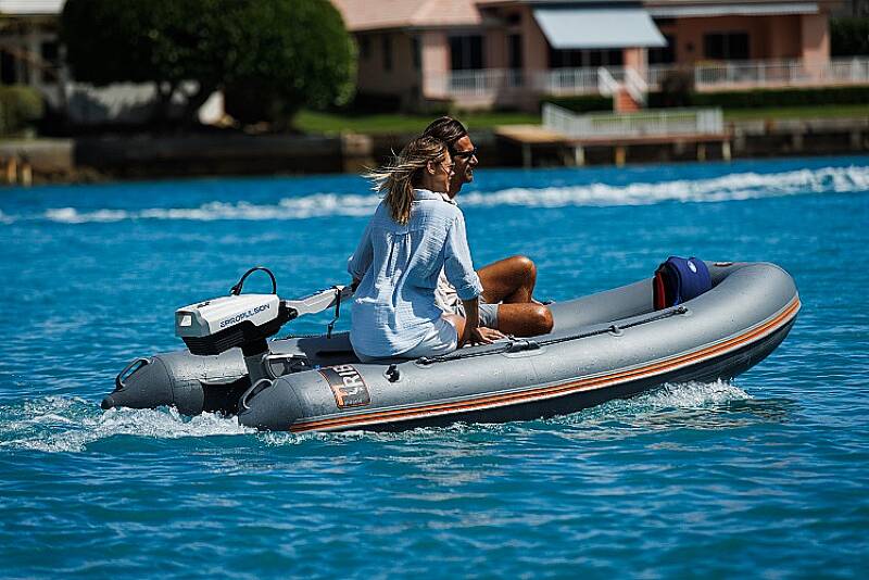 Epropulsion Spirit 1.0 Plus - Elektryczny silnik zaburtowy (1kW) (3kM) rumpel (bez akumulatora) Epropulsion Spirit 1.0 Plus - Elektryczny silnik zaburtowy (1kW) (3kM) rumpel (bez akumulatora)